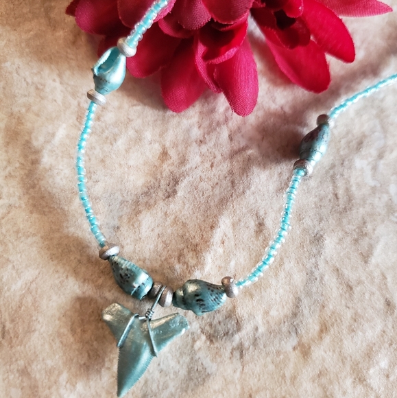 N190
Faux Shark Tooth & Shell Necklace - Picture 2 of 7